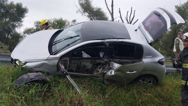 Este domingo el conductor de un automóvil Peugeot 208 perdió el control del rodado