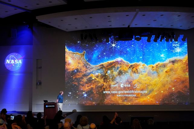 El científico Michael Ressler expone frente a una imagen de la Nebulosa Carina en el Laboratorio de Propulsión a Chorro de la NASA en Pasadena