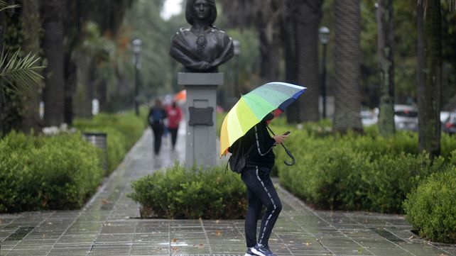 Se viene una semana inestable y habrá que hacerle lugar al paraguas en la mochila