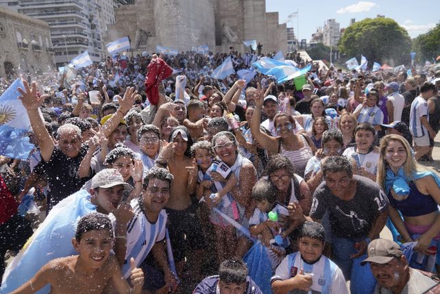 Mucha gente usó su propio auto para acercarse al epicentro del festejo. Una multitud tuvo que hacerlo a pie