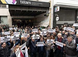 Trabajadores de Télam reclaman por despidos con 357 mesas