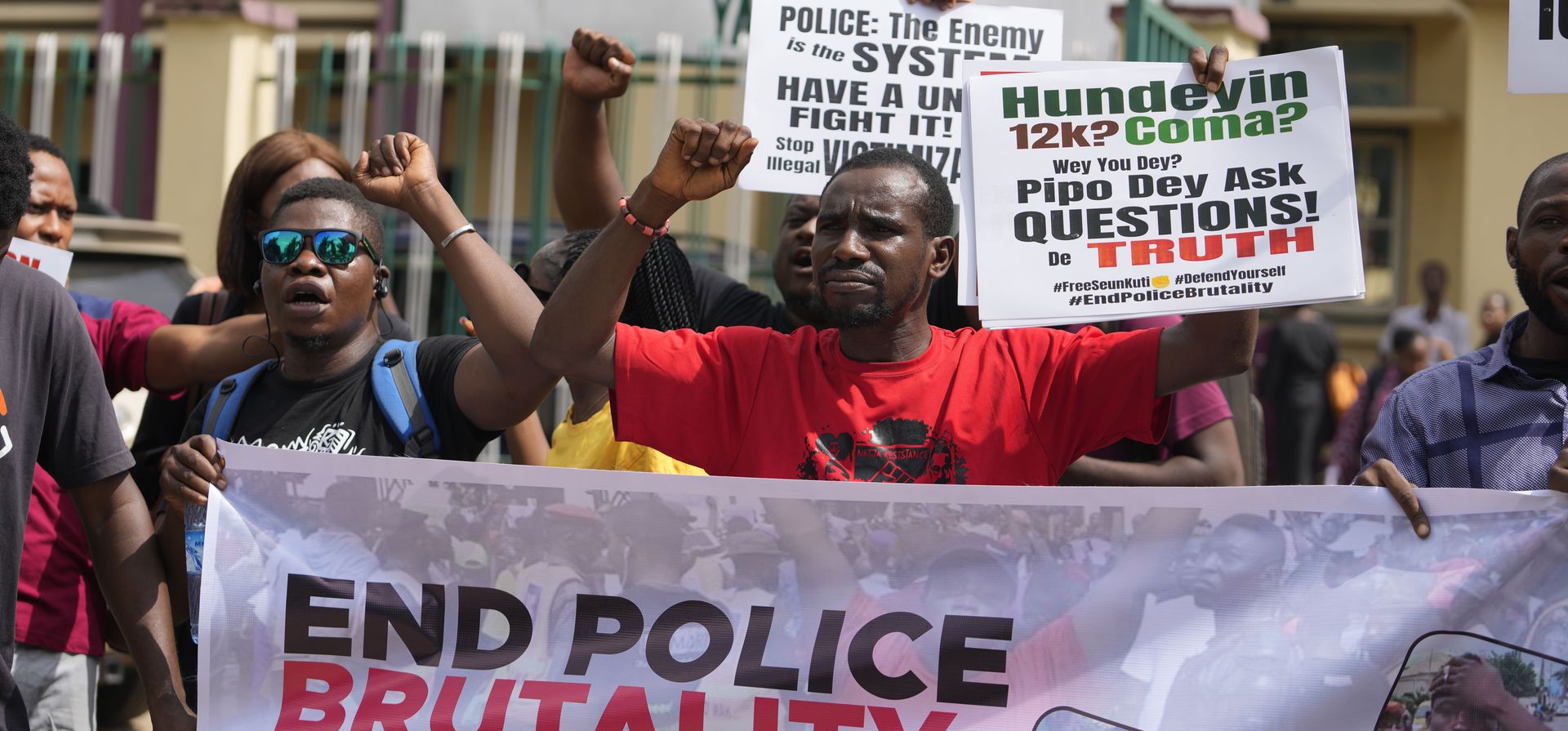 Partidarios de la estrella de Afrobeat Seun Kuti protestan y exigen su liberación frente al tribunal de primera instancia en Lagos, Nigeria, el martes 23 de mayo de 2023. Una estrella nigeriana de Afrobeat ha estado bajo custodia policial durante más de una semana, luego de ser acusada de agredir a un oficial de policía en el centro comercial de Lagos. (Foto AP/Domingo Alamba) Partidarios de la estrella de Afrobeat Seun Kuti protestan y exigen su liberación frente al tribunal de primera instancia en Lagos, Nigeria, el martes 23 de mayo de 2023. Una estrella nigeriana de Afrobeat ha estado bajo custodia policial durante más de una semana, luego de ser acusada de agredir a un oficial de policía en el centro comercial de Lagos. (Foto AP/Domingo Alamba)