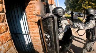 Autos incendiados: detienen a tres personas ligadas a Alan Funes y secuestran un utilitario buscado