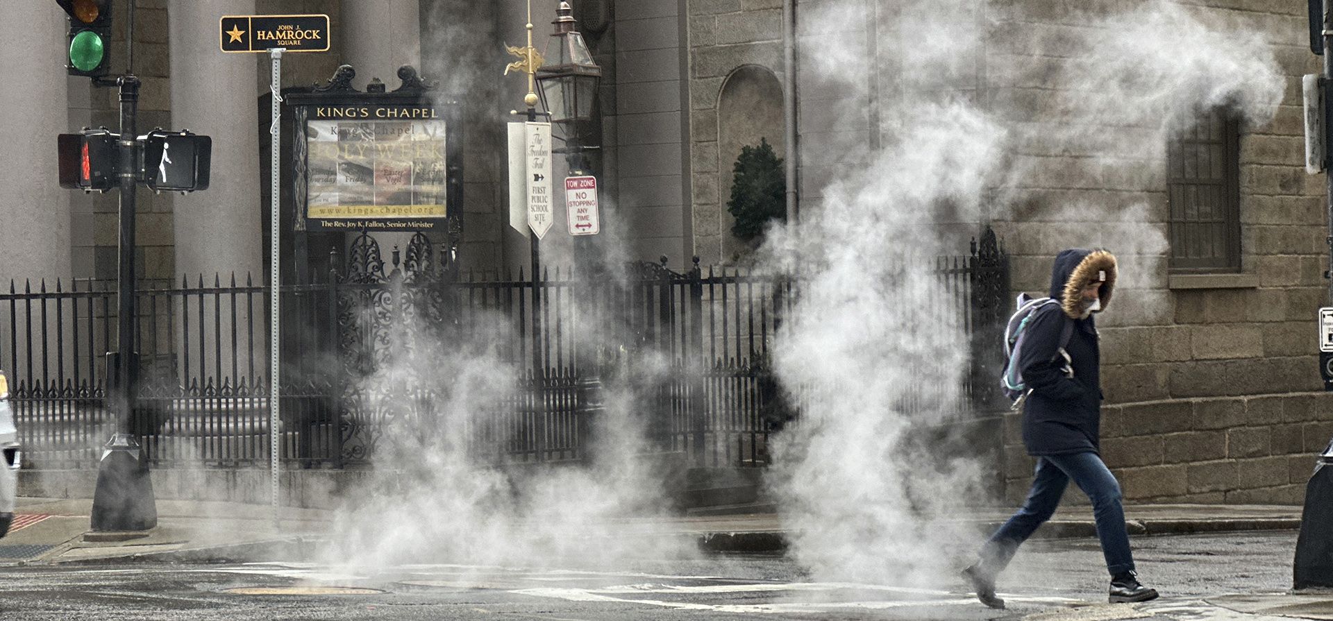 Un peatón camina por el centro de Boston durante una tormenta, el miércoles 3 de abril de 2024. La Pascua del noreste ha traído fuertes vientos, lluvia y nieve a Nueva Inglaterra. (Foto AP/Robert F. Bukaty) Un peatón camina por el centro de Boston durante una tormenta, el miércoles 3 de abril de 2024. La Pascua del noreste ha traído fuertes vientos, lluvia y nieve a Nueva Inglaterra. (Foto AP/Robert F. Bukaty)