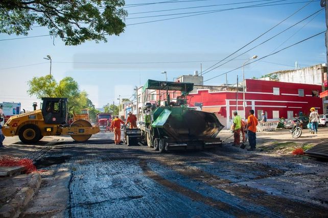Paraná. Se realizan obras en distintos puntos de la ciudadPor fin llegaron las obras a mi bendita ciudad de Paraná. Es para destacar la cantidad de calles que se están asfaltando en todos lados. Bien por la municipalidad y felices los ciudadanos. Andrea.