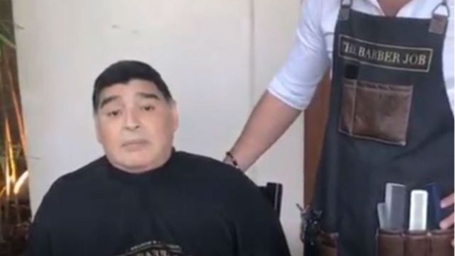 Maradona pasó por una conocida barbería y saludó a sus seguidores.&nbsp;