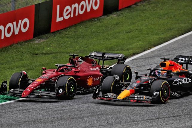 Leclerc supera a Verstappen con gomas frescas. Ahì se definiò la carrera.