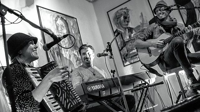 Ale Vitas presenta sus nuevas canciones en Demos