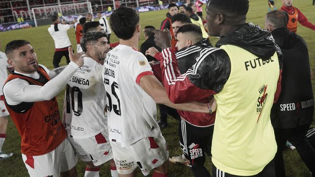 Los jugadores de Newells y de Riestra se trenzaron tras la victoria rojinegra.