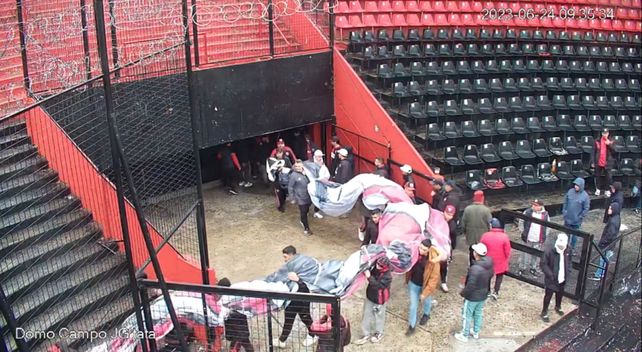 Veintiséis barras de Newell´s ingresaron la bandera Mona la mañana del homenaje a Maxi Rodríguez el sábado 24 de junio pasado.