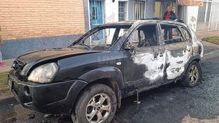 Incendiaron de manera intencional un auto y quisieron ingresar a un consultorio
