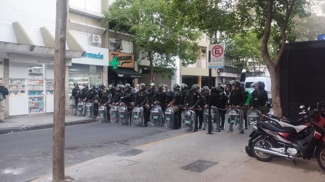 Un gran despliegue policial en la zona de la plaza de la Cooperación (Tucumán y Mitre).