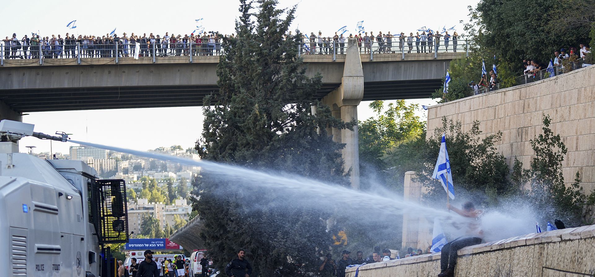 La policía israelí usa un cañón de agua para dispersar a los manifestantes que bloquean una carretera durante una protesta contra los planes del gobierno del primer ministro Benjamin Netanyahu para reformar el sistema judicial, en Jerusalén, el martes 25 de julio de 2023. (Foto AP/Ohad Zwigenberg) La policía israelí usa un cañón de agua para dispersar a los manifestantes que bloquean una carretera durante una protesta contra los planes del gobierno del primer ministro Benjamin Netanyahu para reformar el sistema judicial, en Jerusalén, el martes 25 de julio de 2023. (Foto AP/Ohad Zwigenberg)