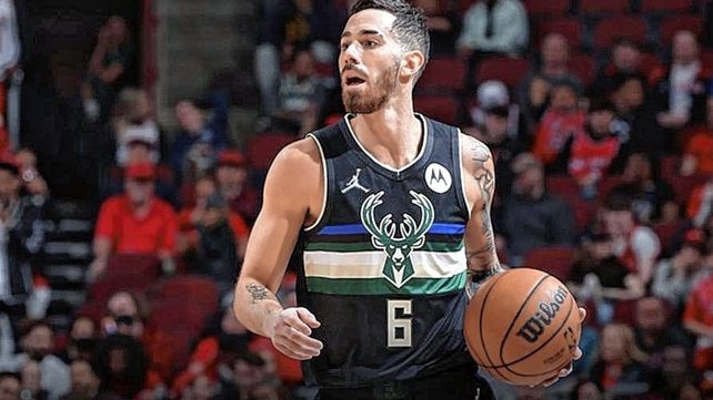Luca Vildoza firmará un nuevo contrato con Milwaukee Bucks y jugará la Liga de Verano.