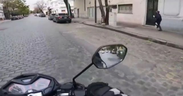 Un motoquero salió detrás del ladrón y logró recuperar un celular que había sido robado en un colectivo.&nbsp; 