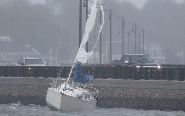 Un velero encalló en la calzada de Bridge Street en Dartmouth