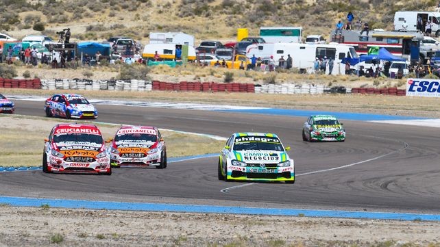 Así corrió toda la final de la Clase 3 Alfonso Domenech, primero asediado por Facundo Chapur y hasta el final por Gastón Iansa.