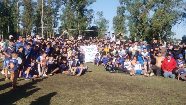 Asociación Rosarina de Fútbol. Mitre de Pérez armó un carnaval tras lograr el ascenso a la A. Venció a Defensores de Funes por 1 a 0.
