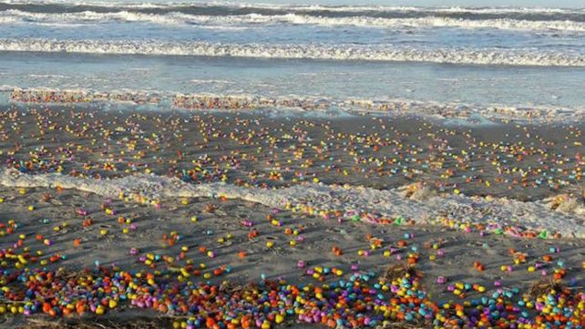 Sorpresa en una playa alemana al llenarse de huevos Kinder