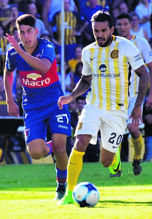 A fondo. Colman encara con la pelota dominada