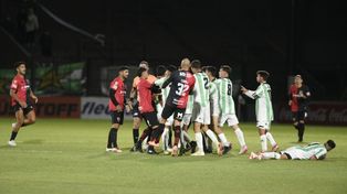 Duelo de guapos por una falta de Méndez que exageró el 9 de Kimberley. Símbolo de un feo primer tiempo de Newells ante Kimberley.