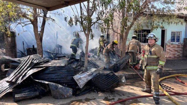 Un joven de 18 años resultó herido en un incendio ocurrido en dos viviendas en Concordia. Producto de las quemaduras