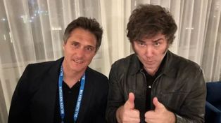 Guillermo Barros Schelotto junto al presidente Javier Milei, con su clásica y llamativa pose para las fotos.