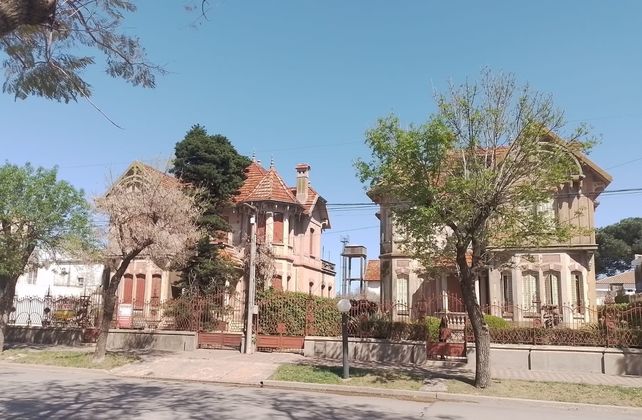 Los chalets gemelos de Las Rosas, la curiosa historia de su construcción y los mitos urbanos que alimentaron