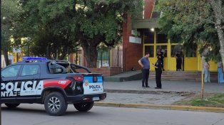 Ataque en la escuela de San Cristóbal: Estaban izando la bandera cuando empezaron los tiros