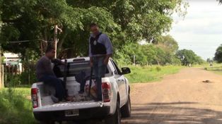 La policía de Corrientes custodia a uno de los detenidos.&nbsp;