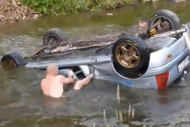 Video tremendo: dramático rescate a pilotos de rally que cayeron al agua