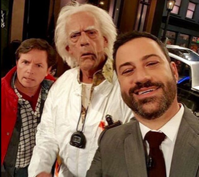El conductor les explicó lo que era una selfie. Doc Brown preguntó: ¿Qué hicieron en estos treinta años?... Me parece que el 2015 apesta.