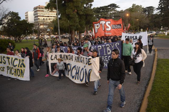 Los manifestantes fueron desde Pellegrini y Balcarce hasta los Tribunales de bulevar Oroño y Rioja.