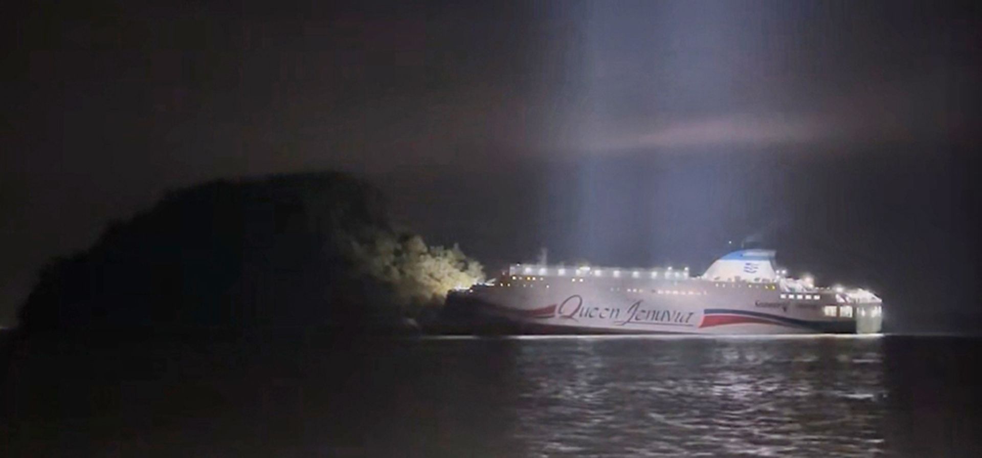 Un ferry surcoreano encalló en unas rocas frente a la costa suroeste de Corea del Sur, el miércoles 19 de noviembre de 2025. (Guardia Costera de Corea/Yonhap vía AP)