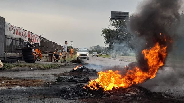 Las protestas de trabajadores portuarios continuaba este jueves en la zona de Cerrito y Acceso Sur y en la entrada de 27 de Febrero y Acceso Sur.