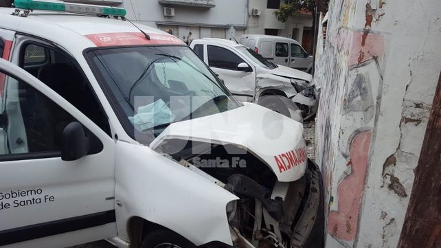 Fuerte choque de camionetas contra el frente de una casa en el centro santafesino