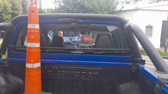 Los patrulleros sufrieron daños durante un operativo en barrio Barranquitas.