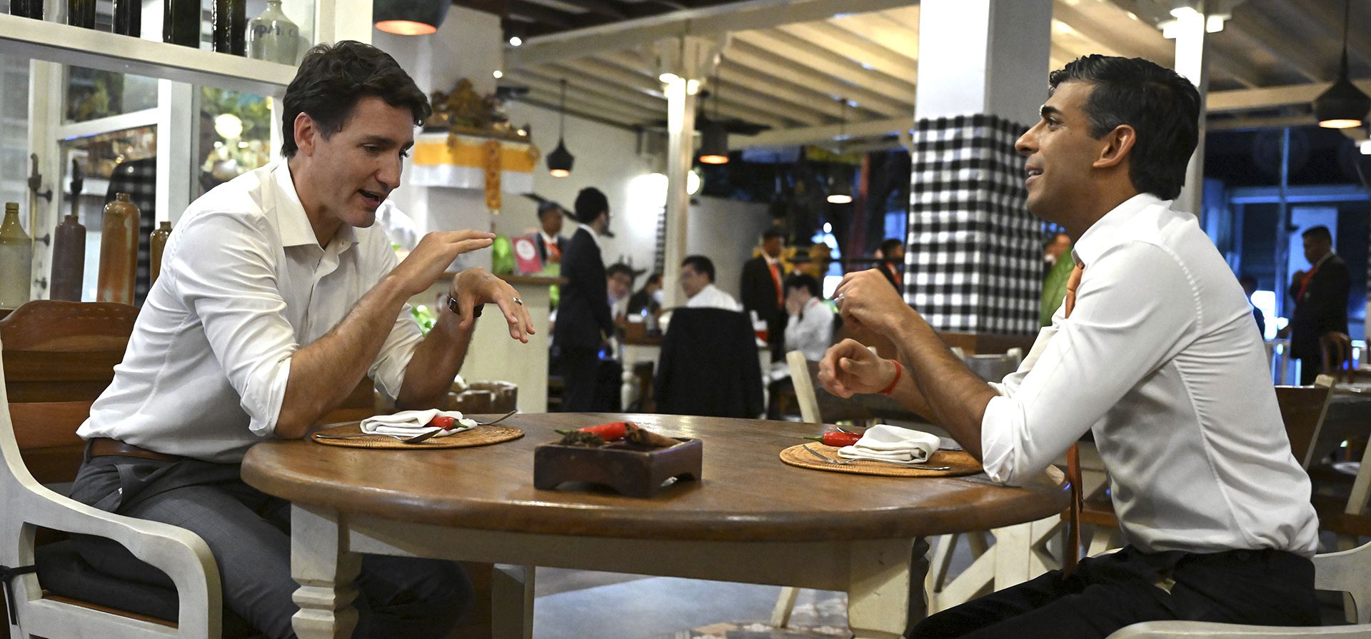El primer ministro de Canadá, Justin Trudeau, a la izquierda, y el primer ministro británico, Rishi Sunak, hablan durante una reunión en el Art Cafe Bumbu Bali en Bali, Indonesia, el lunes 14 de noviembre de 2022.