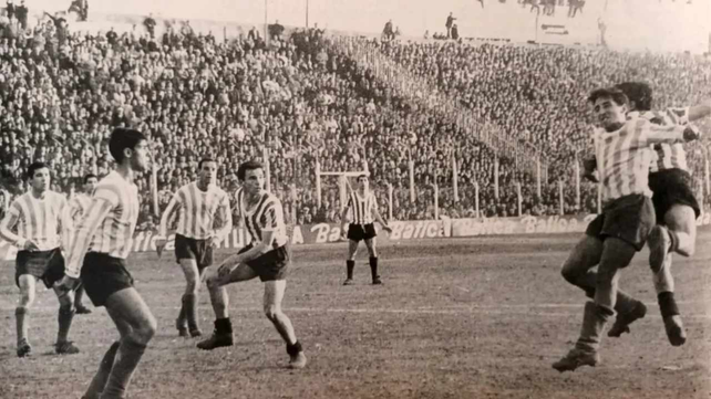 Estudiantes y Racing jugaron la final del Metropolitano 1967 en el Viejo Gasómetro de San Lorenzo.