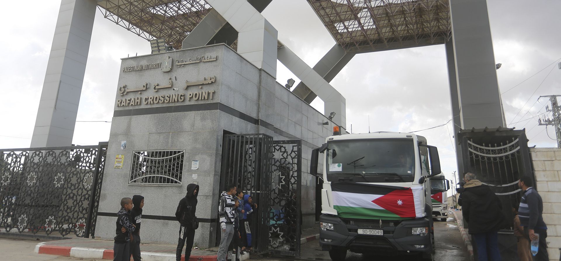 Un convoy de ayuda humanitaria jordano ingresa a la Franja de Gaza desde Egipto en Rafah el lunes 20 de noviembre de 2023. (Foto AP/Hatem Ali) Un convoy de ayuda humanitaria jordano ingresa a la Franja de Gaza desde Egipto en Rafah el lunes 20 de noviembre de 2023. (Foto AP/Hatem Ali)