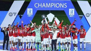 Los jugadores del Milan levantan la copa.