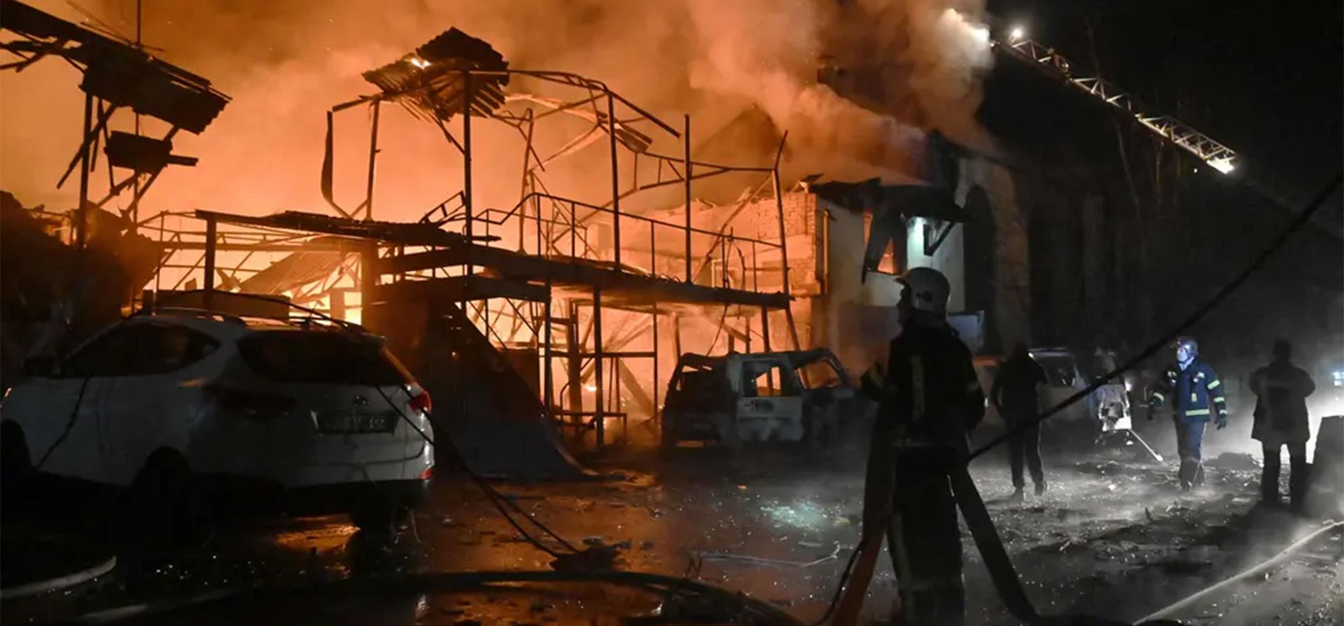 Los bomberos extinguen un incendio tras un ataque nocturno con drones rusos, Járkov, Ucrania. Fotografía: Sergey Bobok/AFP/Getty Images Los bomberos extinguen un incendio tras un ataque nocturno con drones rusos, Járkov, Ucrania. Fotografía: Sergey Bobok/AFP/Getty Images