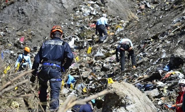 Gendarmes franceses trabajan en el rescate de los restos del avíón de la línea Germanwings.