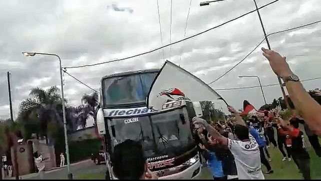 Así fue la salida de Colón hacia el estadio para el Clásico