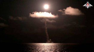 Disparó del misil balístico intercontinental Bulava desde un submarino nuclear.