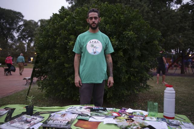Iván en el puesto que armó la Agrupación Paranaense de Agricultores Cannábicos.&nbsp;