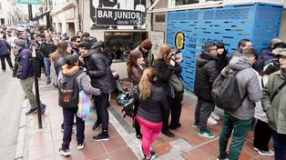 Los hinchas de Central hacen cola en la sede del centro para comprar los abonos disponibles.