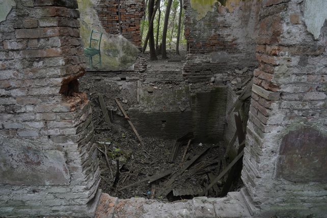 En una de las habitaciones de atrás se ve lo que fue un sótano.
