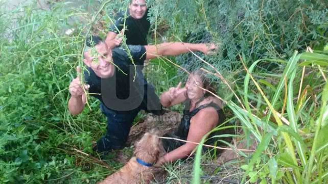 Los agentes del Comando que se arrojaron a las aguas para rescatar a la mujer y su perro que cayeron al desprenderse parte de la barranca en Sauce Viejo