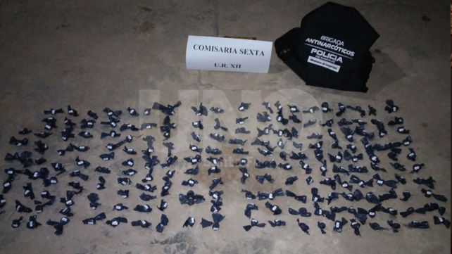 Sorpresa y media: atraparon a dos jóvenes vendiendo droga en una plaza de Pozo Borrado